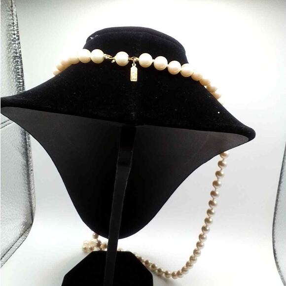MARVELLA Gold-Tone Clasp Simulated Pearl Necklace 30 Inches Long Vintage! - Picture 3 of 8